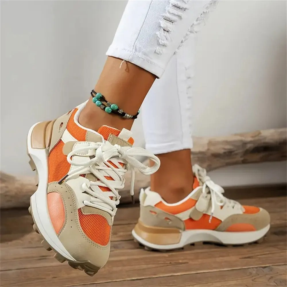 Höga plattformssneakers för dam, med snygga färgblock och snörning. Trendiga vardagsskor.