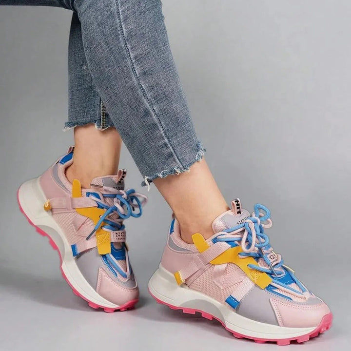 Damsneakers med färgblock, stabil plattformssula och snörning för optimal passform.