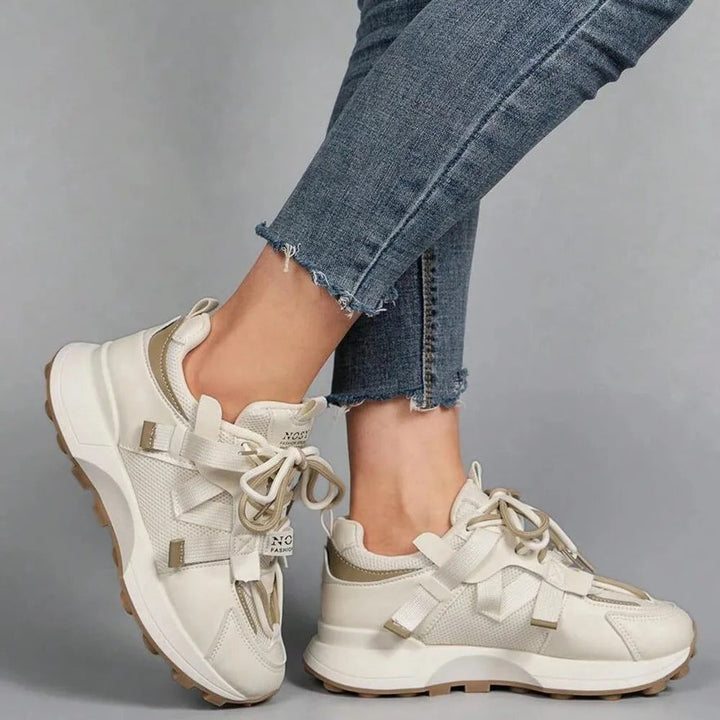 Trendiga vardagssneakers för dam med färgblock och bekväm plattformssula.