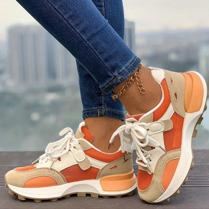 Chunky damsneakers med iögonfallande färgblock, tjock plattformssula och snörning.
