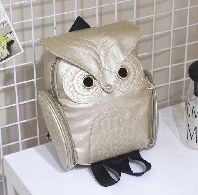 Detaljbild av elegant ugglemotiv på PU-läderryggsäck, perfekt accessoar.