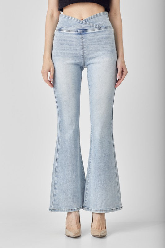 Modebyxor för dam med hög midja i ljus denim, perfekt för sommaren