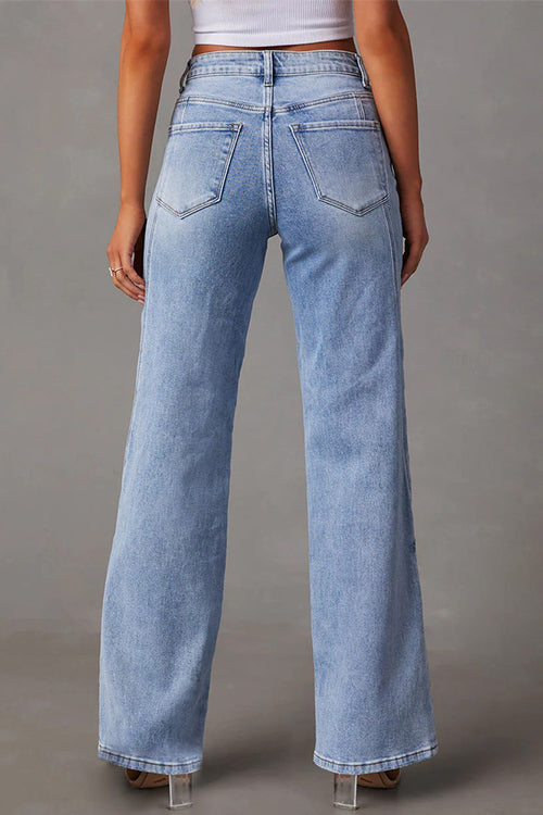 Modeinspirerade raka jeans för kvinnor med unik slitna effekter.