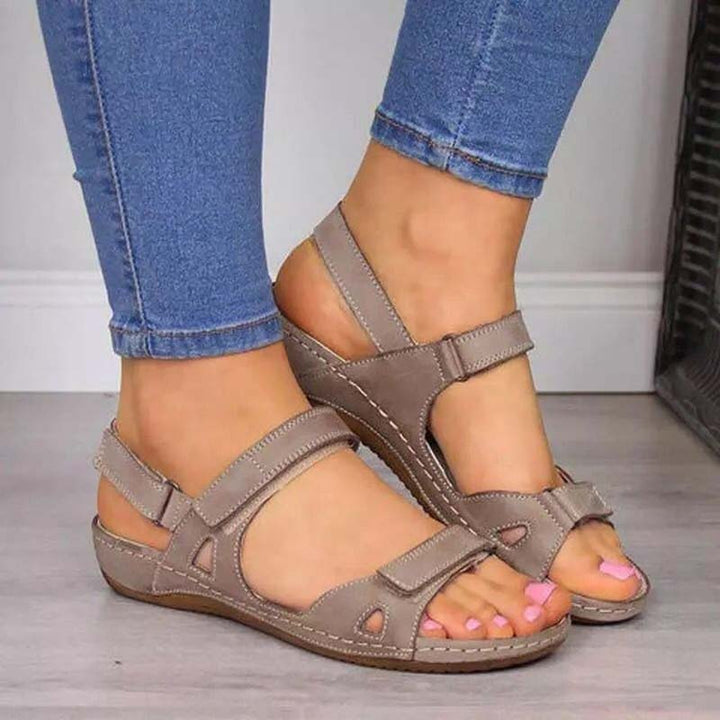 Bekväma PU-sandaler för dam med anatomiskt stöd och kilklack, perfekta sommarskor.