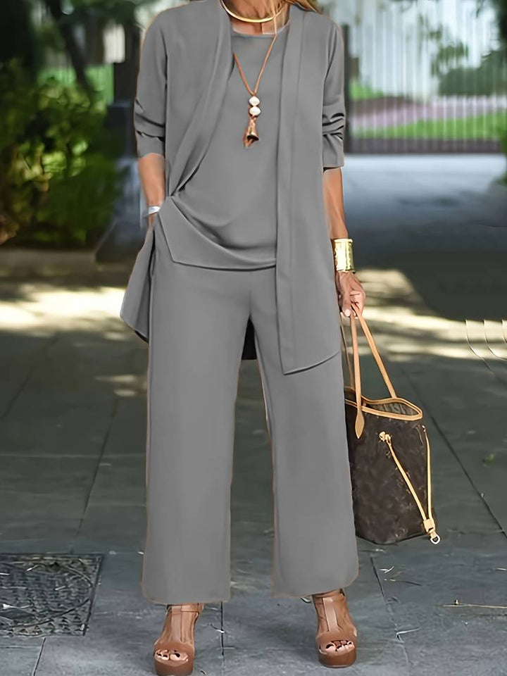 Bekväm outfit dam: lång kofta och vida byxor i mjukt svart tyg, perfekt för ledig stil