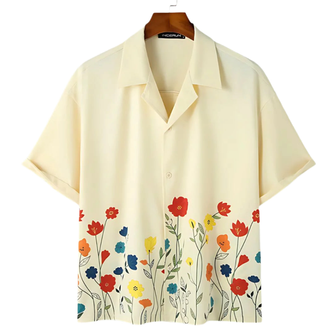 Damskjorta i blommig sommarstil med krage, lättviktig för casual mode, luftig topp.