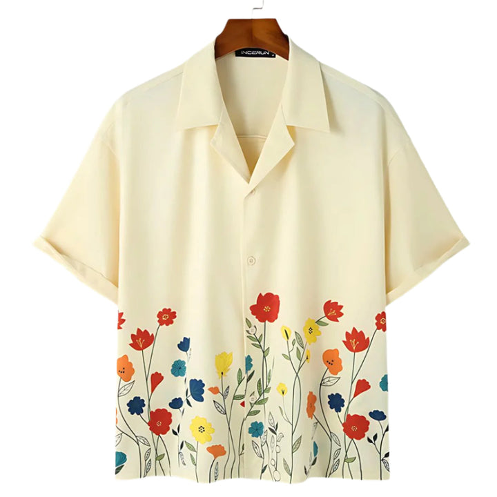 Damskjorta i blommig sommarstil med krage, lättviktig för casual mode, luftig topp.