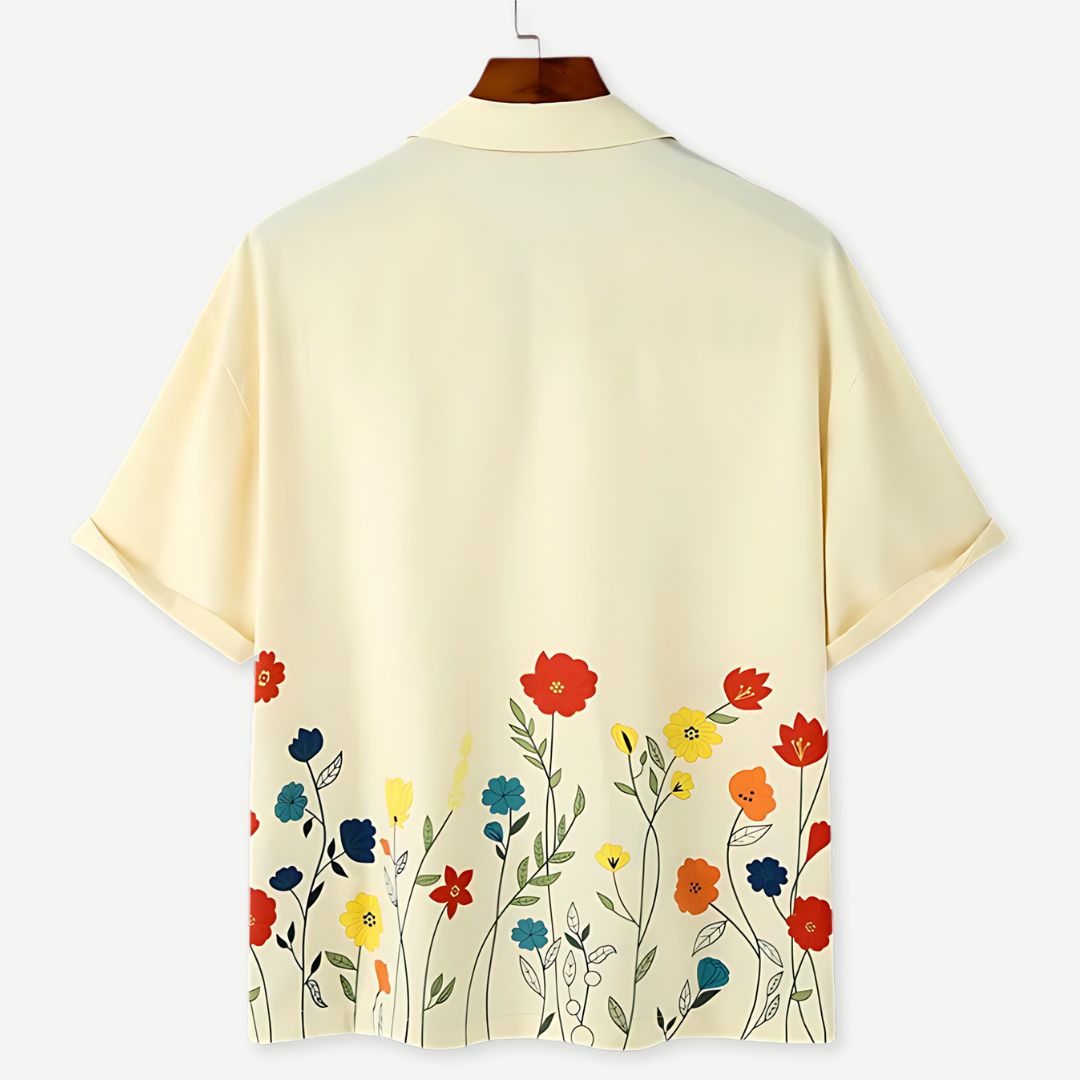 Vit blommig damskjorta med krage, idealisk sommarstil för casual klädsel, luftig topp.