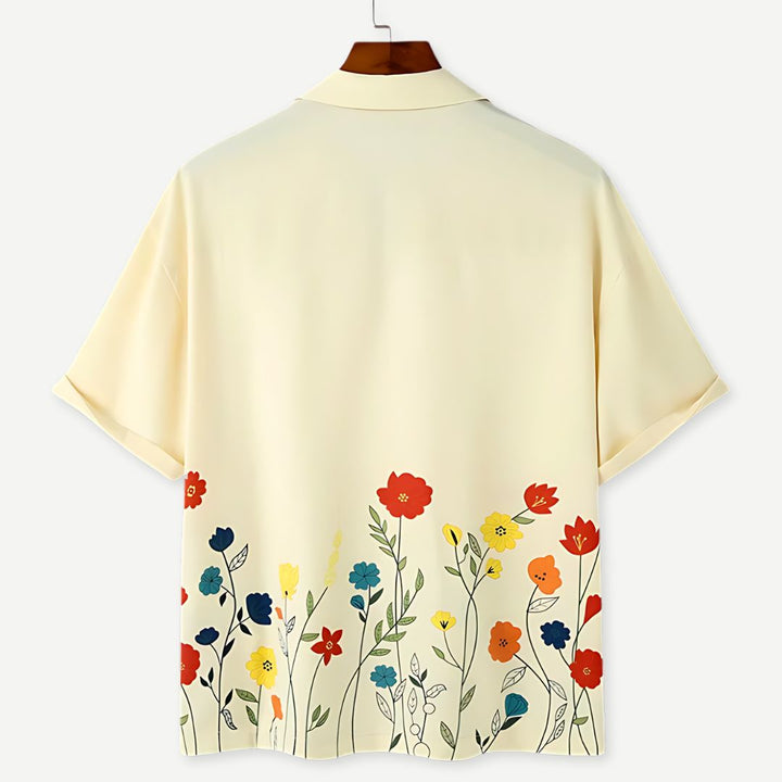 Vit blommig damskjorta med krage, idealisk sommarstil för casual klädsel, luftig topp.