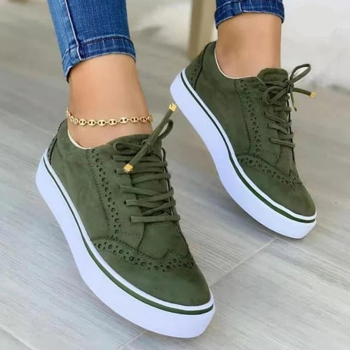 Lätta marinblå damsneakers med vit sula, bekväma för promenader och vardag