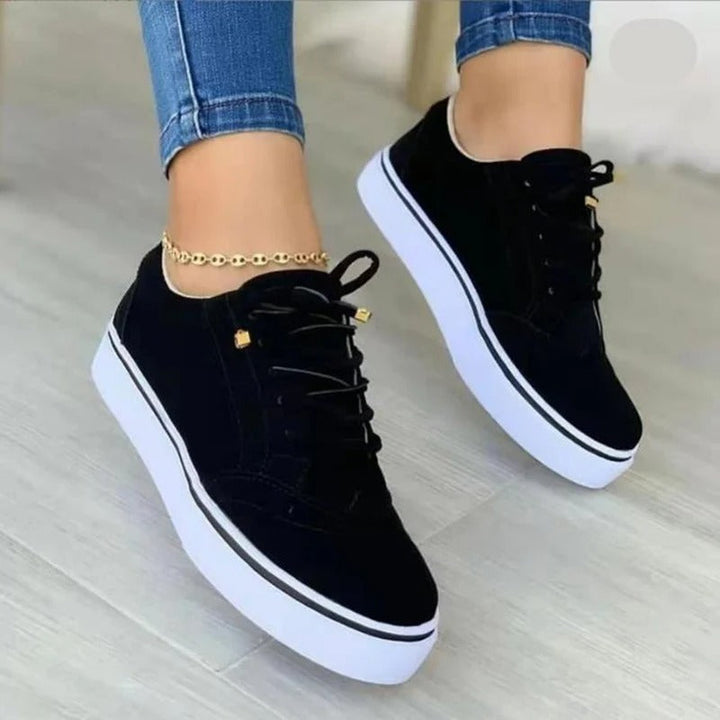 Röda damsneakers i lågmodell, bekväma och iögonfallande vardagsskor