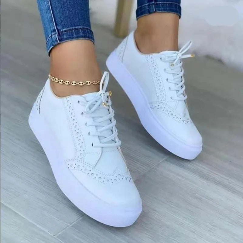 Klassiska vita damsneakers med diskret logo, tidlösa och bekväma fritidsskor