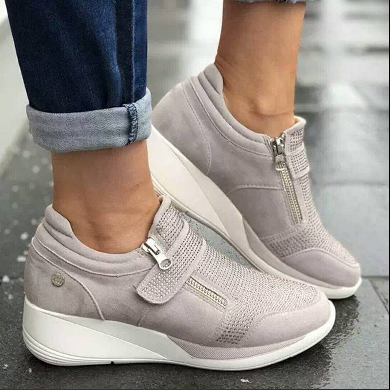 Damsneakers för fritid, med dragkedja och plattformssula, i slitstarkt syntetläder för alla årstider.