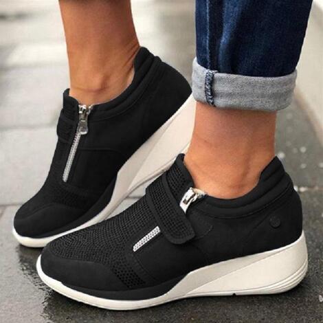Svarta ortopediska damsneakers med robust plattformssula och dragkedja, för optimal komfort.