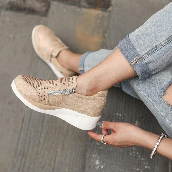 Moderna damsneakers i syntetläder med dragkedja, bekväma ortopediska plattformsskor för dam.
