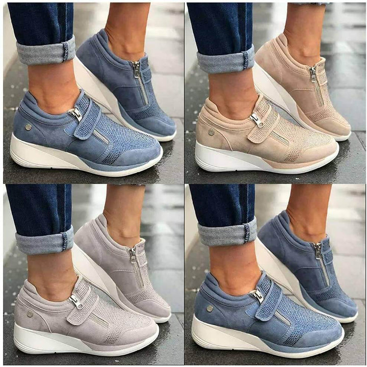 Närbild på plattformssulan på damsneakers, visar dess robusta design och ergonomiska stöd.