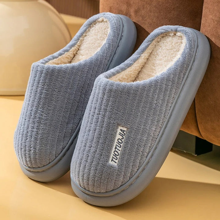 Damtofflor i plysch, insida, med den ombonade memory foam-sulan. Halkfri och mjuk.