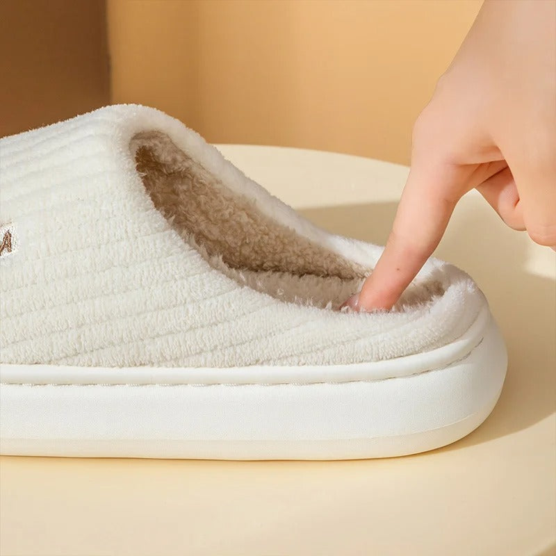 Damtofflor, par, framifrån. Mjuka plyschtofflor med memory foam och halkfri sula.