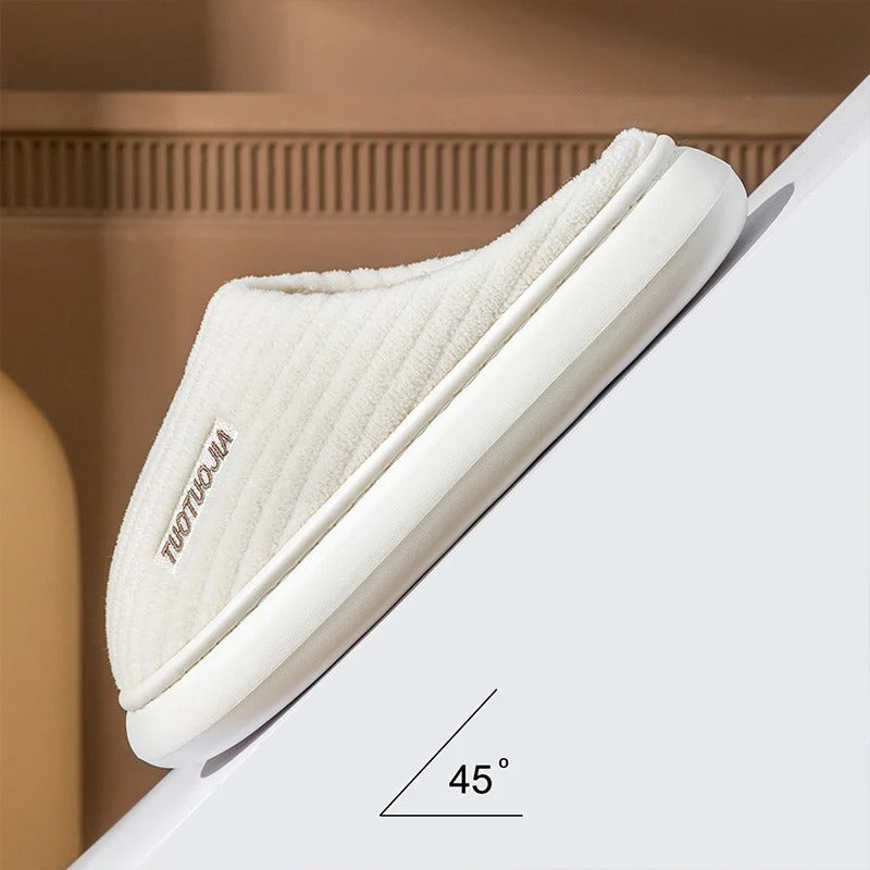 Fokusera på memory foam-innersulan i de bekväma damtofflorna. Mjuka inneskor.