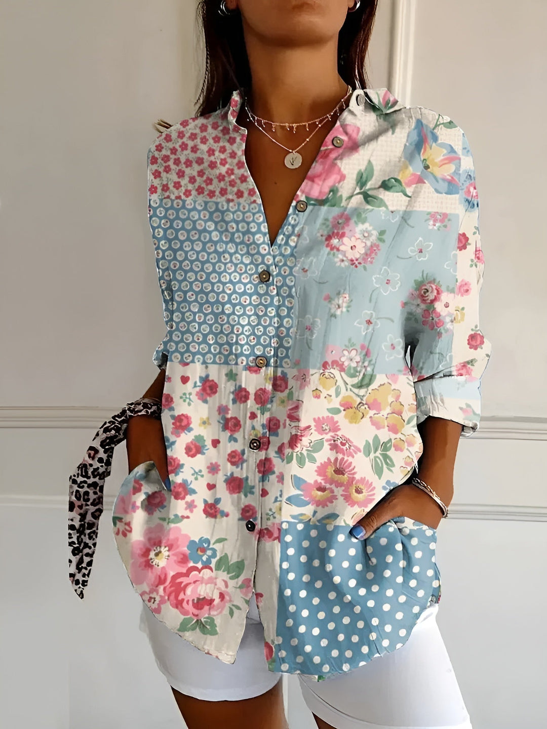 Kvinnlig blommig skjorta, casual med mjukt flödande tyg, perfekt för blus