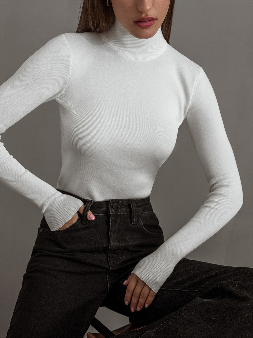 Tidlös damtopp med elegant mockhals. Perfekt för en bekväm och stilren look.