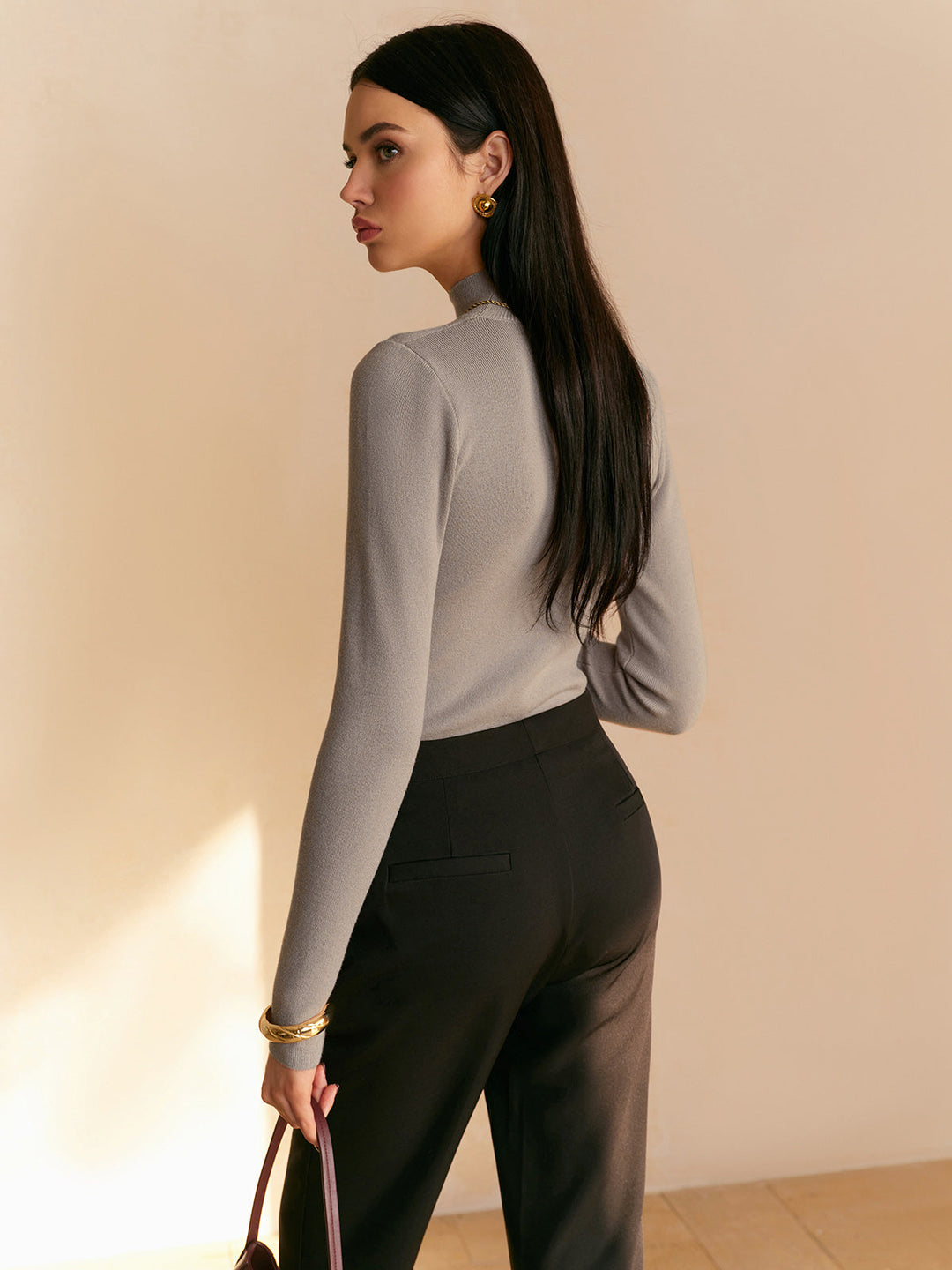 Mångsidig damtröja med mockhals, idealisk för elegant vardag och vårens mode.