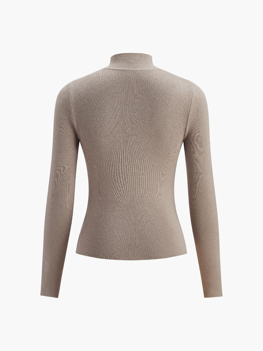 Mode damtopp med mockhals. Bekväm och elegant tröja som passar för vårstil.