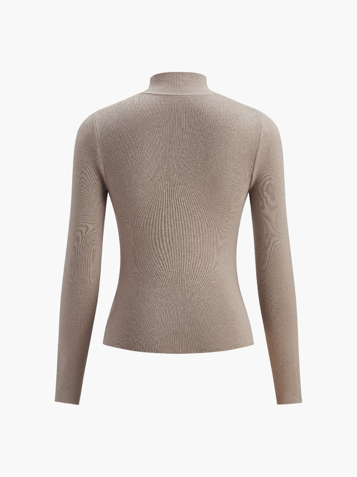 Mode damtopp med mockhals. Bekväm och elegant tröja som passar för vårstil.