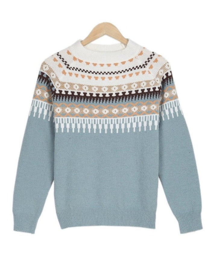 Kvinnlig vintertröja med traditionell nordisk design, elegant och bekväm för kalla dagar.