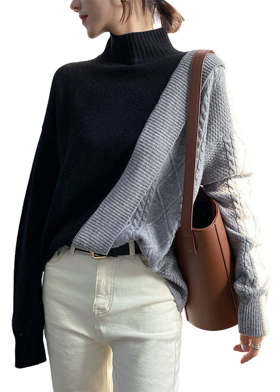 Damtröja i patchwork, svart och grå stickad. Trendig hösttröja för bekväm vardagslook.