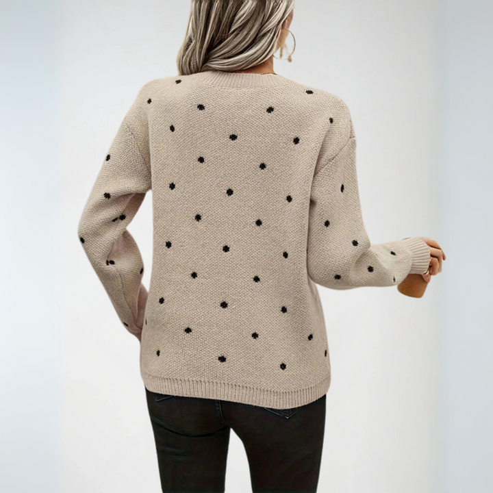 Elegant dam pullover med polka dots, tillverkad i mjukt material för bekväm vardagsstil. Mångsidig vintertröja.