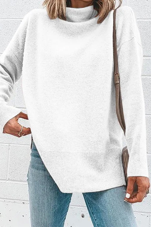 Elegant stickad damtröja med turtleneck och drop shoulder. Långärmad för stilrent höst- och vintermode.
