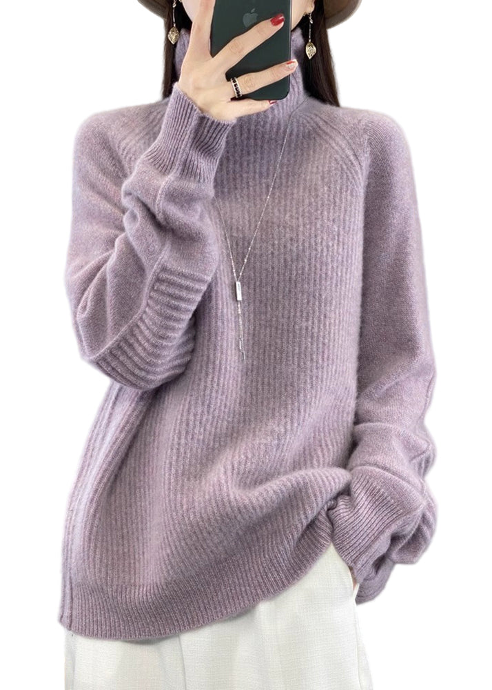 Damtröja med turtleneck och lös passform. Mjuk och stilren vintertröja för kvinnor.