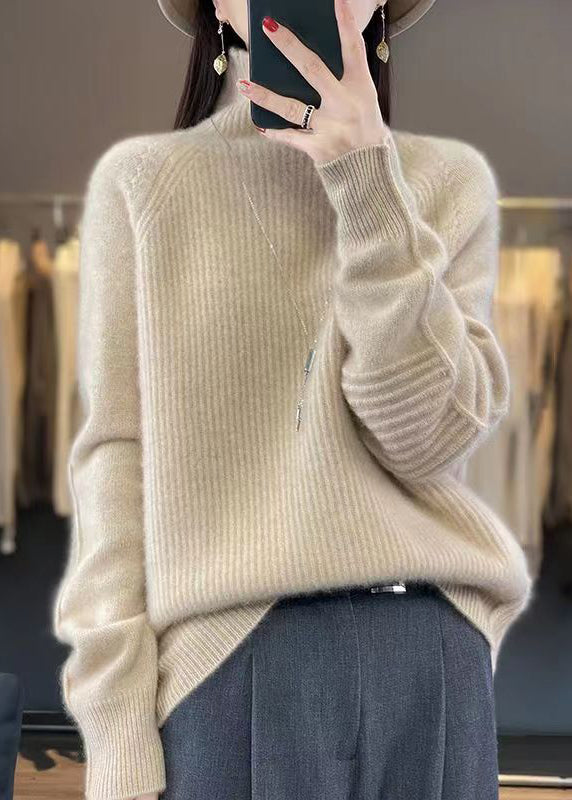 Bekväm långärmad damtröja med turtleneck i lös passform. Perfekt vardagströja för höstmode.