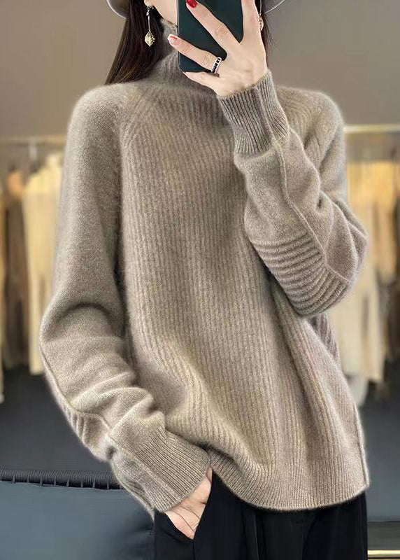 Mjuk damtröja i lös passform med hög turtleneck. Långärmad vardagströja för maximal komfort.