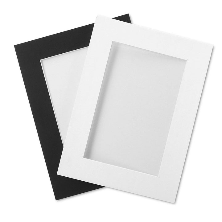 Dekorativ flyttbar fotoramssats för att skapa en personlig bildvägg i modern heminredning.
