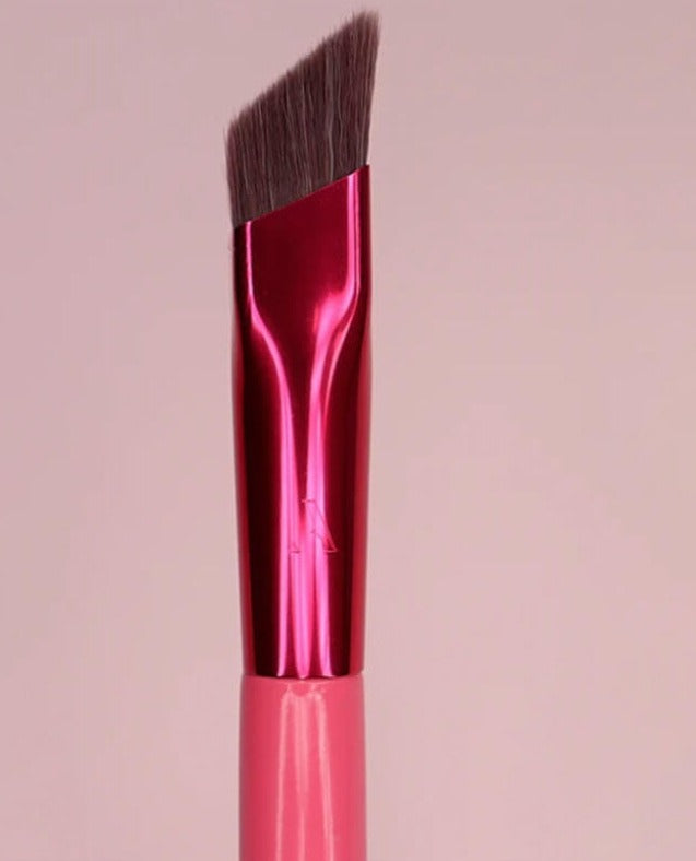 Borste för ögonmakeup, designad för både skuggning och blandning av ögonskugga. Ger djup och definition.
