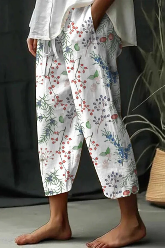Fullängdsbild av modell i svarta dambyxor med ett unikt geometriskt tryck och knappfickor, perfekt för vår/sommar.