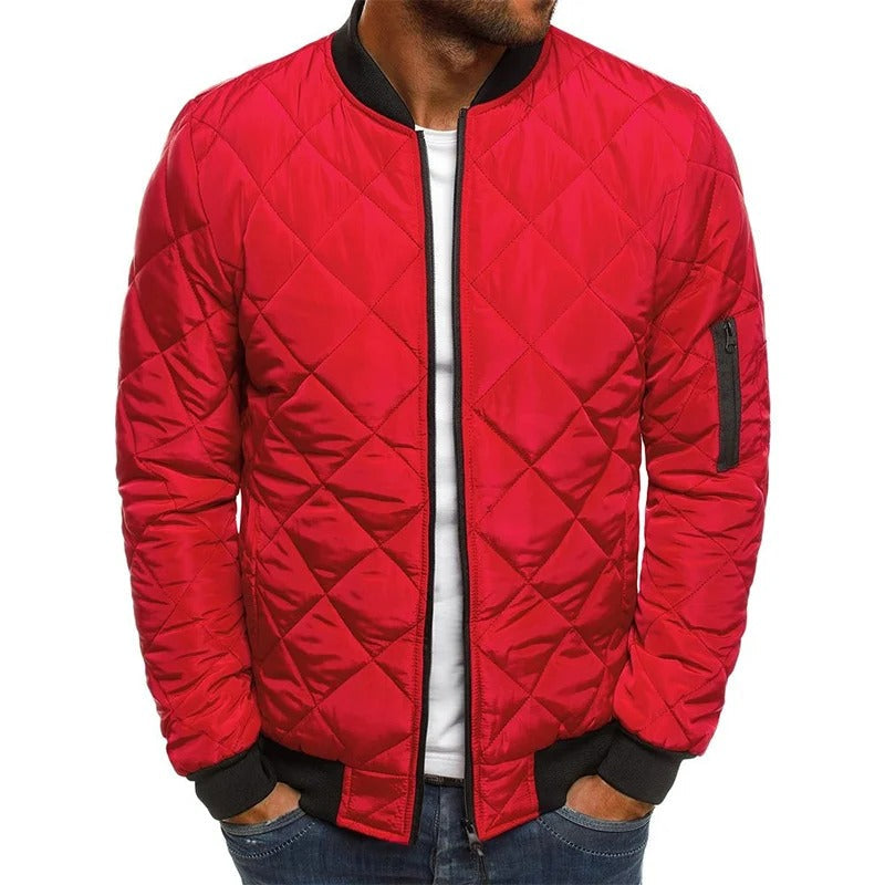 Snygg urbant mode med man bär quiltad bomberjacka, solglasögon och jeans, casual stil