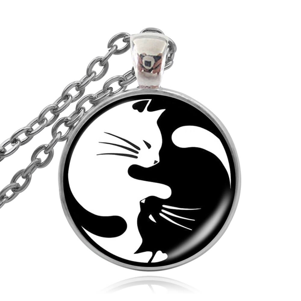 Detaljbild av unisex katthalsband med yin yang-symbol i zinklegering, perfekt för djurälskare.
