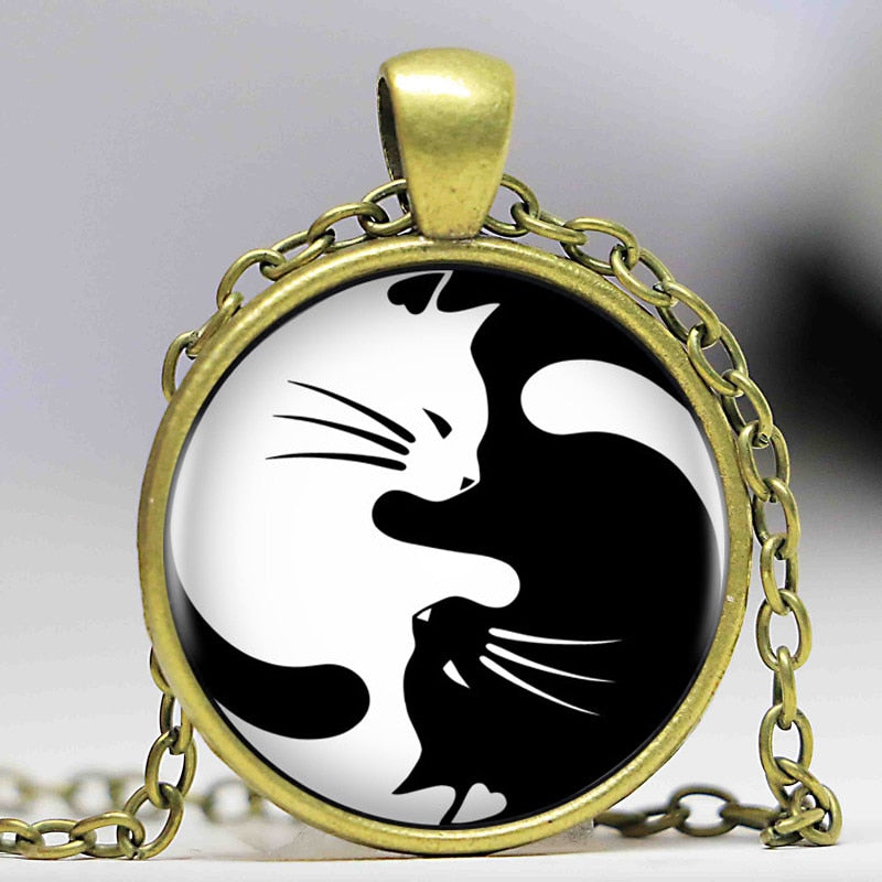Unisex katthalsband med svartvit yin yang-berlock, symboliserande balans och kärlek. Perfekt present.