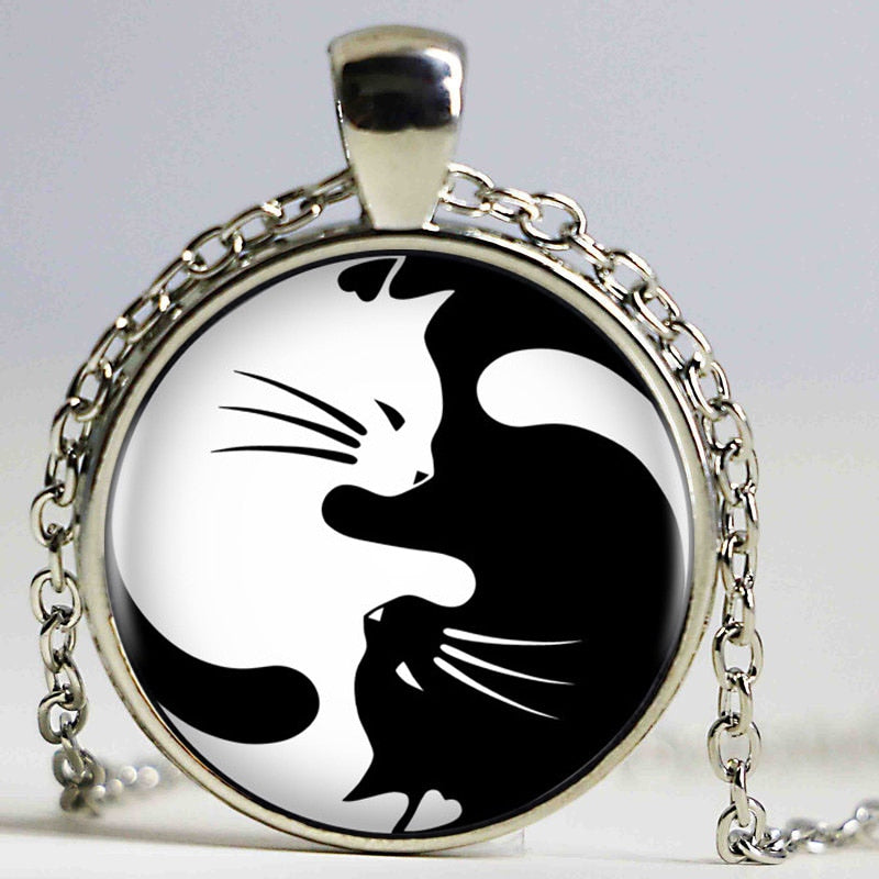 Elegant kattsmycke: halsband med yin yang-symbol. En meningsfull accessoar för alla kattälskare.