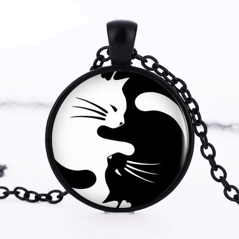 Närbild på ett stilrent unisex katthalsband med detaljerad yin yang-symbol som berlock.