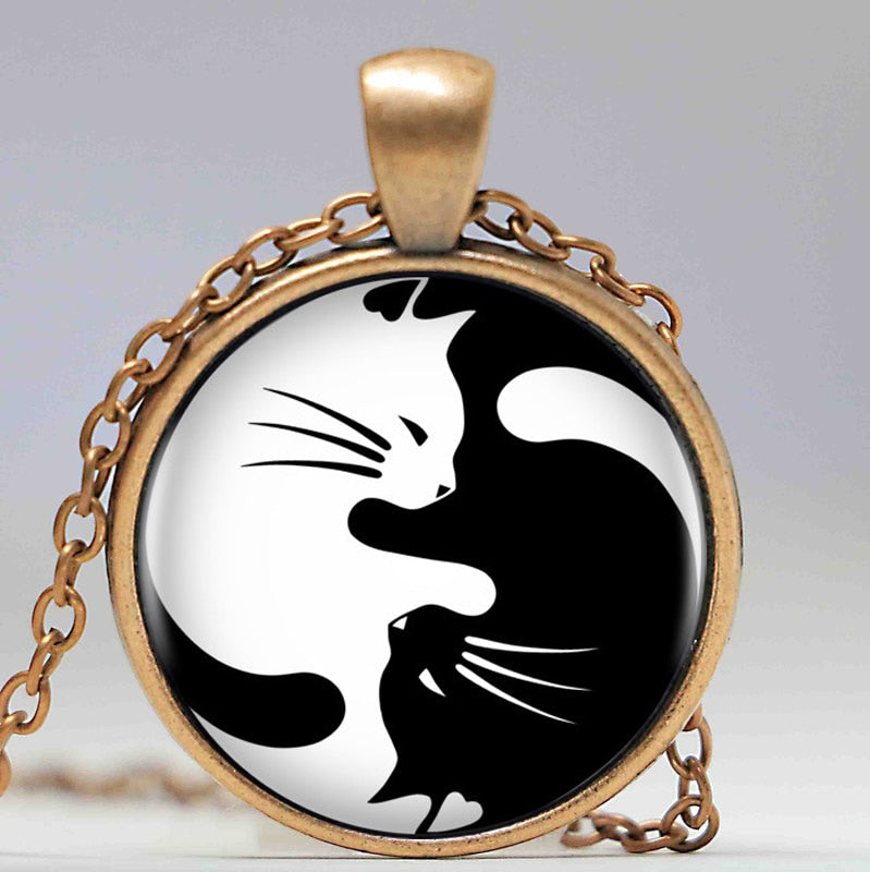 Katthalsband i zinklegering med balanserande yin yang-design, en vacker presentidé.