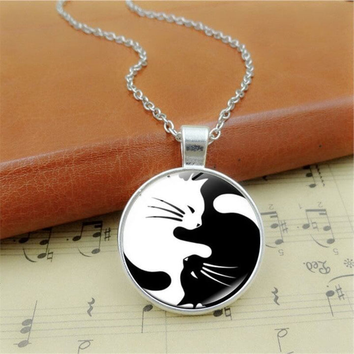 Unisex smycke för katter: Halsband med klassisk yin yang-symbol. Representerar balans och vänskap.