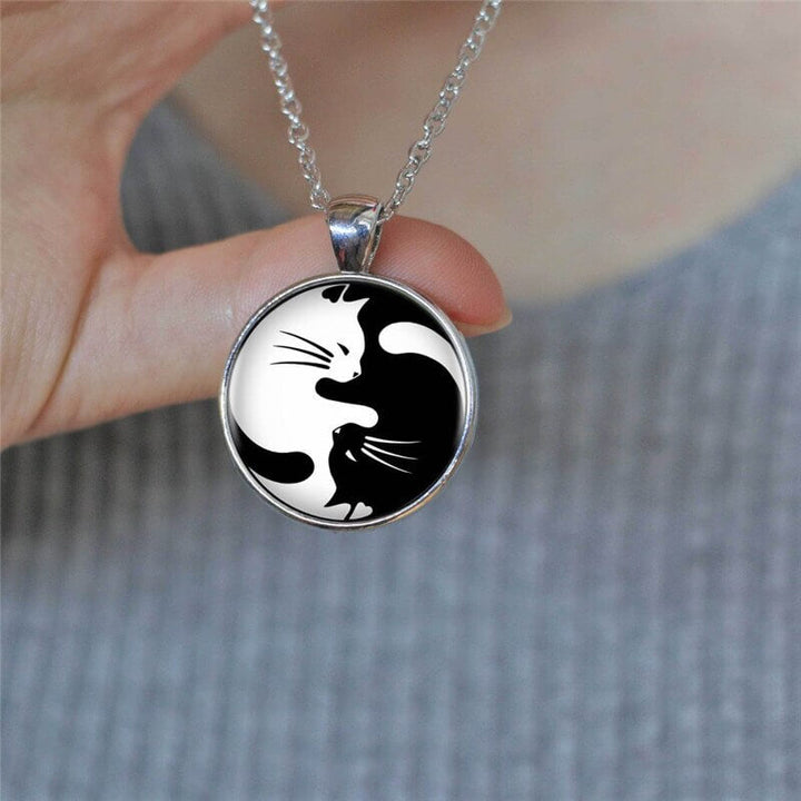 Fint katthalsband med unik yin yang-symbol, för både hon- och hankatter. Modern och kärleksfull design.