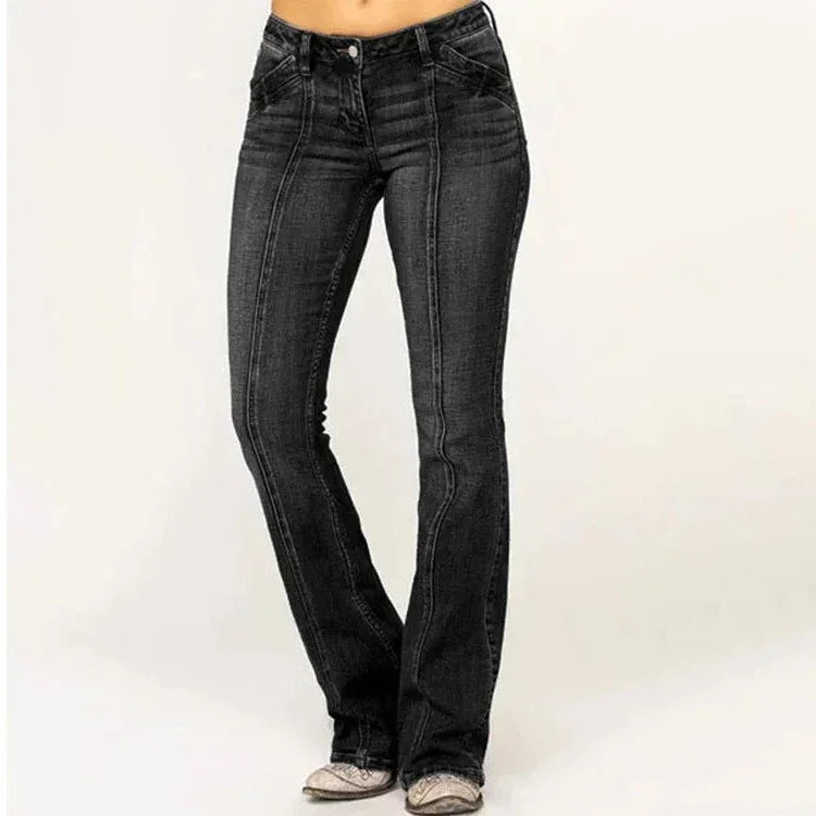 Två par utsvängda retro damjeans med hög midja, olika tvättar, modekläder