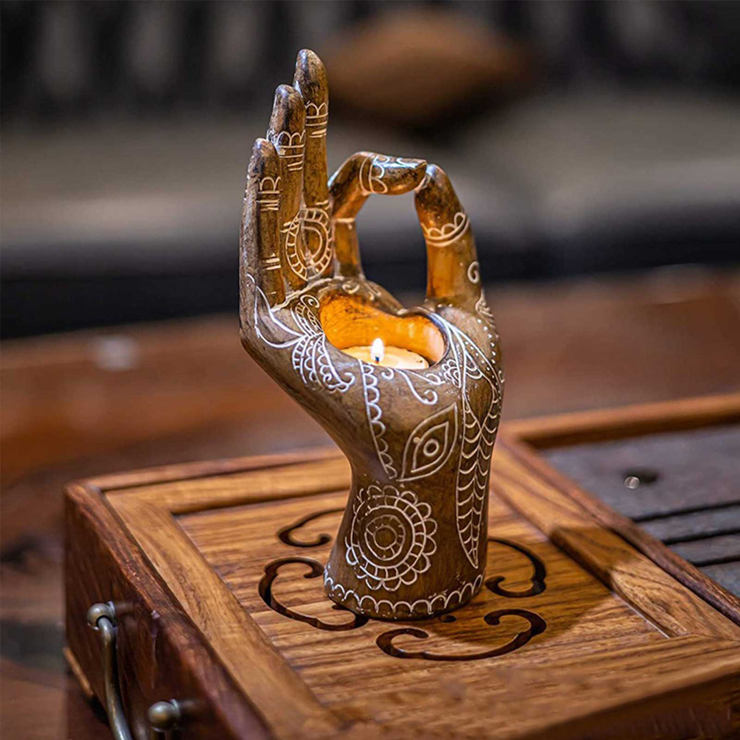 Detaljerad Buddha hand ljushållare, vit, för värmeljus, skapar zen och harmoni i heminredningen.