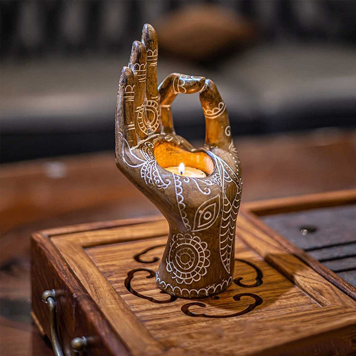 Detaljerad Buddha hand ljushållare, vit, för värmeljus, skapar zen och harmoni i heminredningen.
