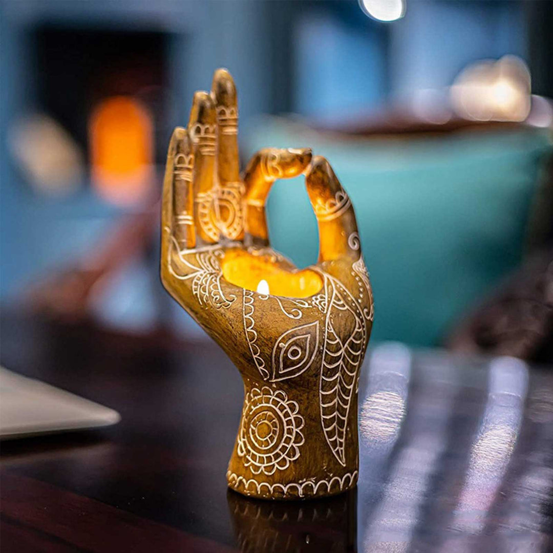 Elegant Buddha hand ljusstake för meditation och avkoppling. Perfekt spirituell dekoration för hemmet.
